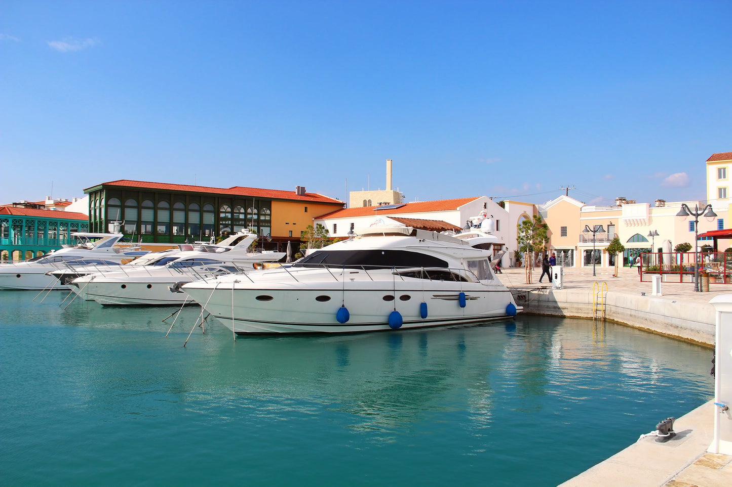 Limassol Marina, Limassol, Cipro: ormeggi per barche e vista sul porto turistico con Eberths.com