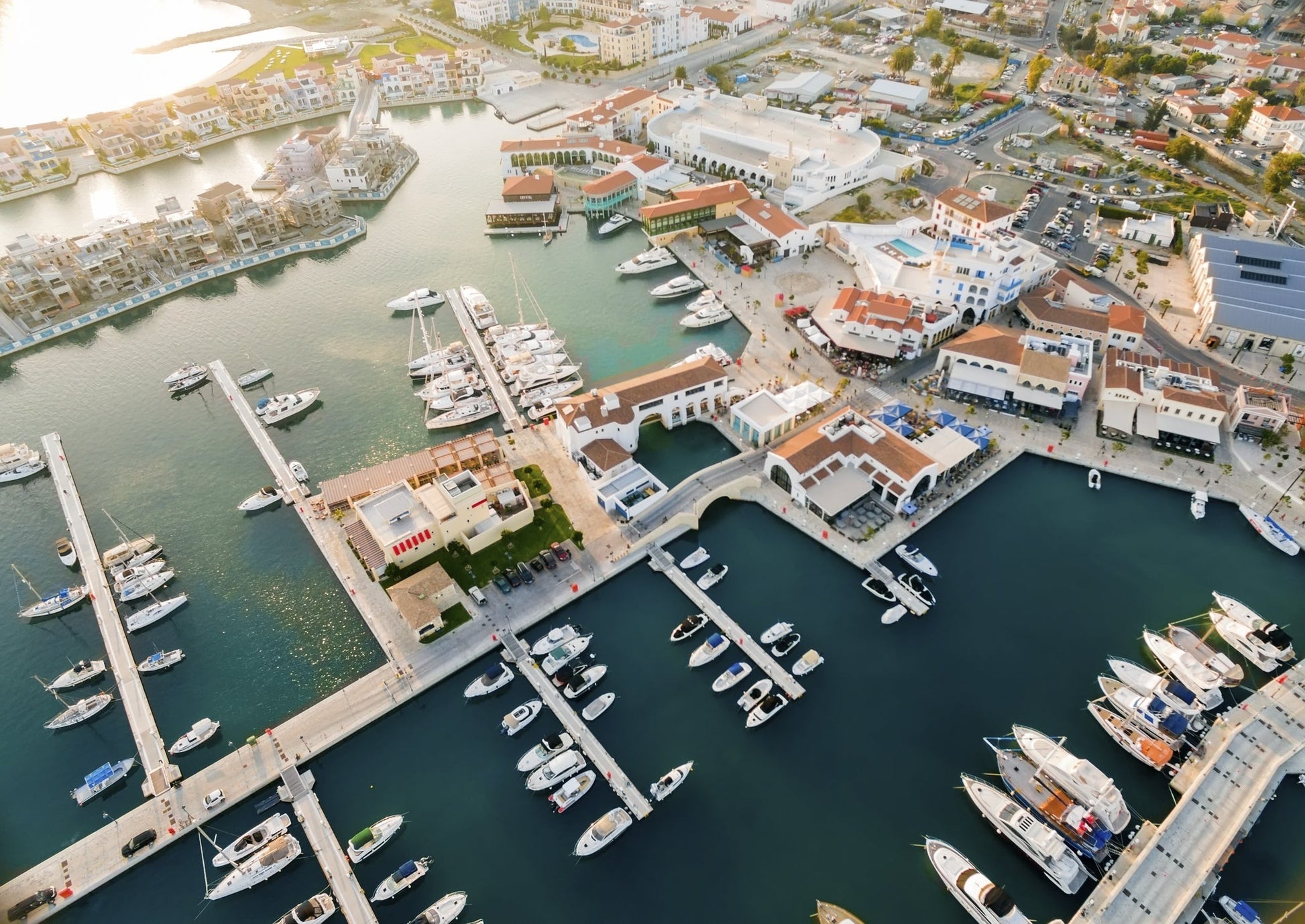 Limassol Marina, Limassol, Cipro: ormeggi per barche e vista sul porto turistico con Eberths.com