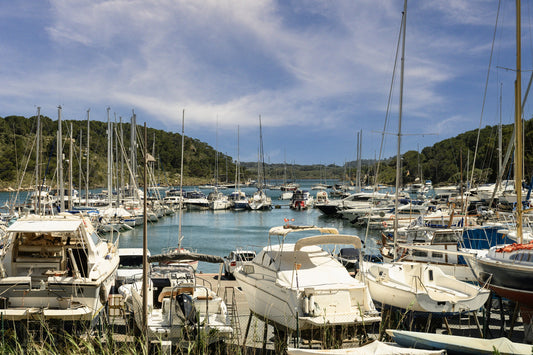 Marina Addaya, Addaia, Spagna: ormeggi per barche e vista sul porto turistico con Eberths.com
