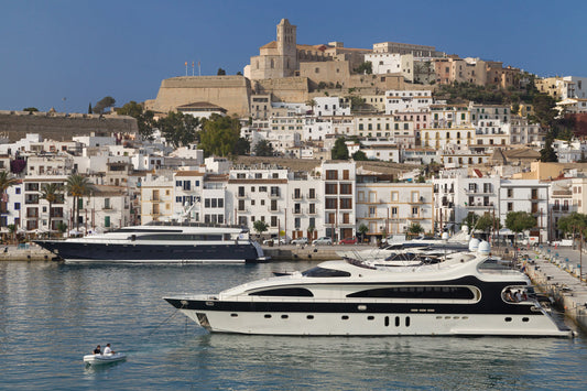 Marina Botafoch, Ibiza, Spagna: ormeggi per barche e vista sul porto turistico con Eberths.com