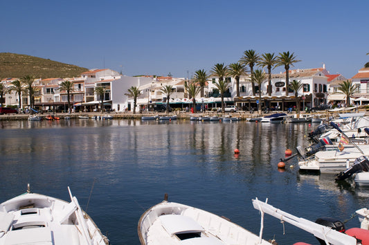 Marina Deportiva De Menorca, Fornells, Spagna: ormeggi e vista sul porto turistico con Eberths.com