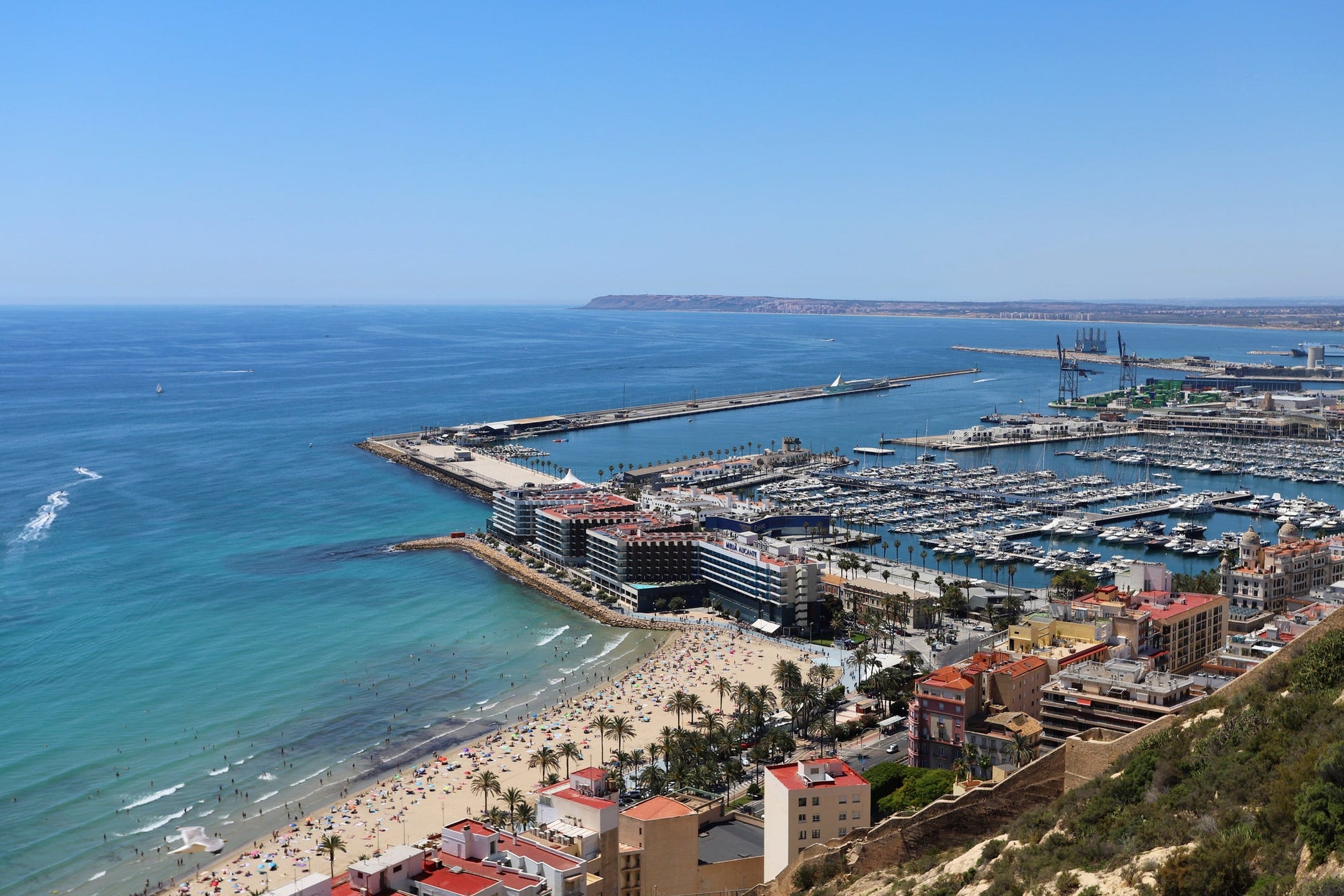 Marina Deportiva del Puerto Alicante, Alacante, Spagna: ormeggi e vista sul porto turistico con Eberths.com
