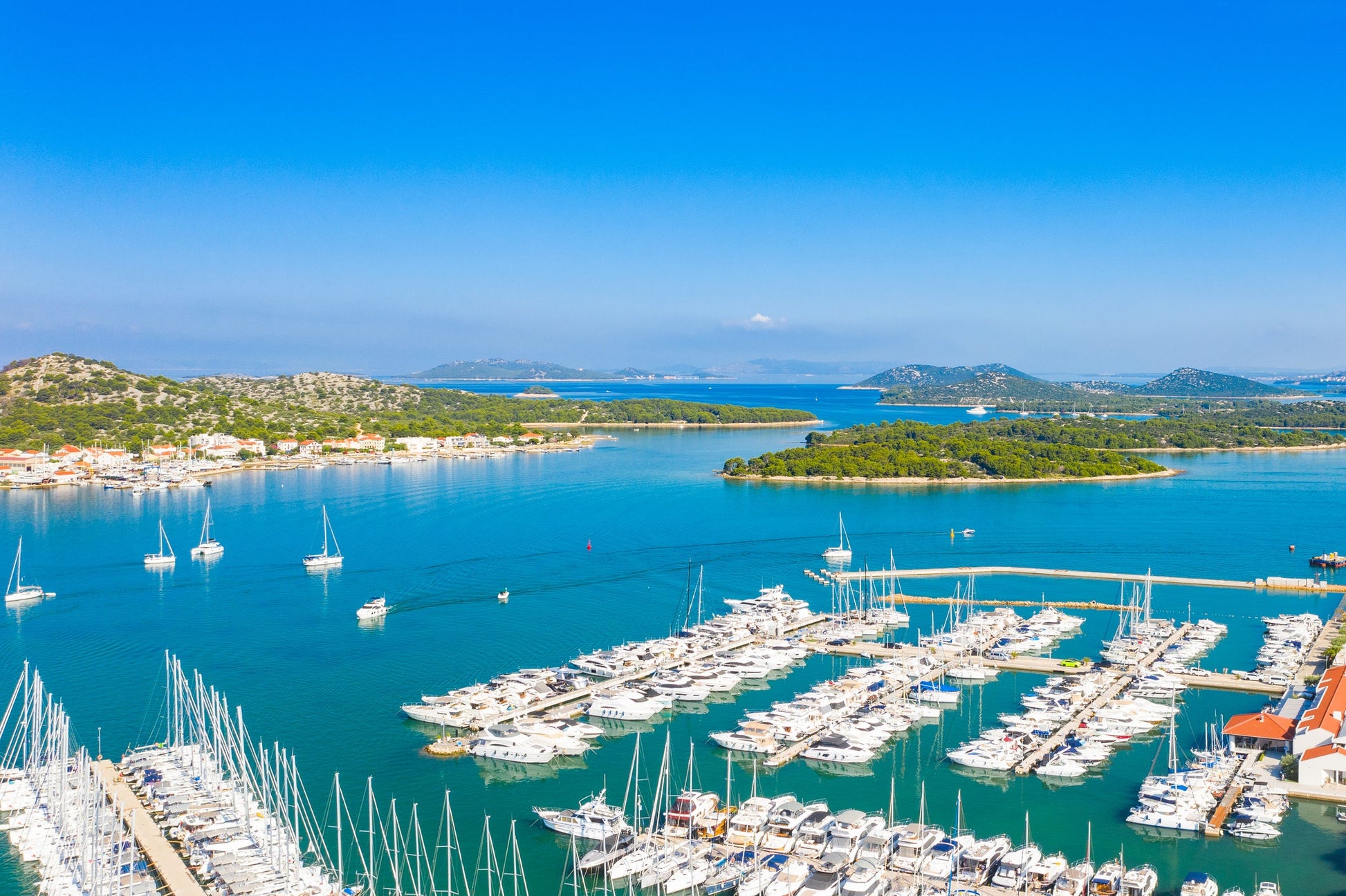 Marina Hramina, Murter, Croazia: ormeggi per barche e vista sul porto turistico con Eberths.com