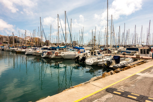 Marina Internacional de Torrevieja, Torrevieja, Spagna: ormeggi e vista sul porto turistico con Eberths.com
