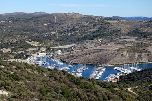 Marina Kremik, Primošten, Croacia: amarres para barcos y vistas al puerto deportivo con Eberths.com