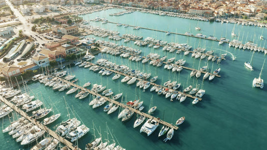 Marina Lefkas Lefkada, Lefkada, Grecia: amarres para barcos y vistas al puerto deportivo con Eberths.com