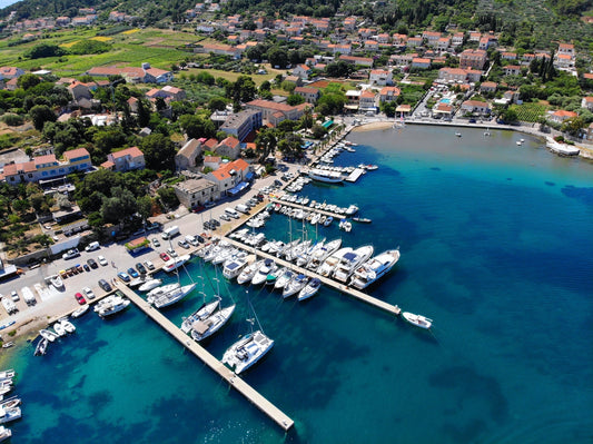 Marina Lumbarda, Lumbarda, Croacia: amarres para barcos y vistas al puerto deportivo con Eberths.com