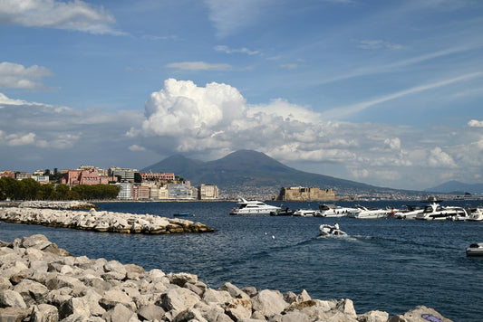 Marina Molo Luise, Nápoles, Italia: amarres para barcos y vistas al puerto deportivo con Eberths.com