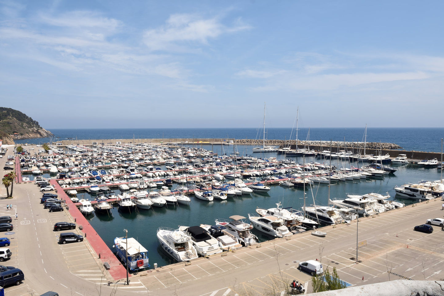 Marina Palamós, Palamós, Spagna: ormeggi per barche e vista sul porto turistico con Eberths.com