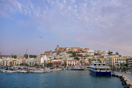 Marina Porto Ibiza, Ibiza, Spagna: ormeggi per barche e vista sul porto turistico con Eberths.com