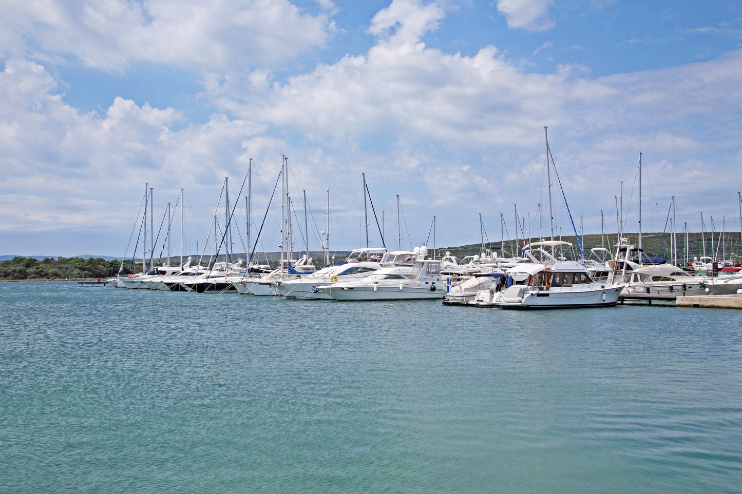 Marina Punat, Punat, Croazia: ormeggi per barche e vista sul porto turistico con Eberths.com