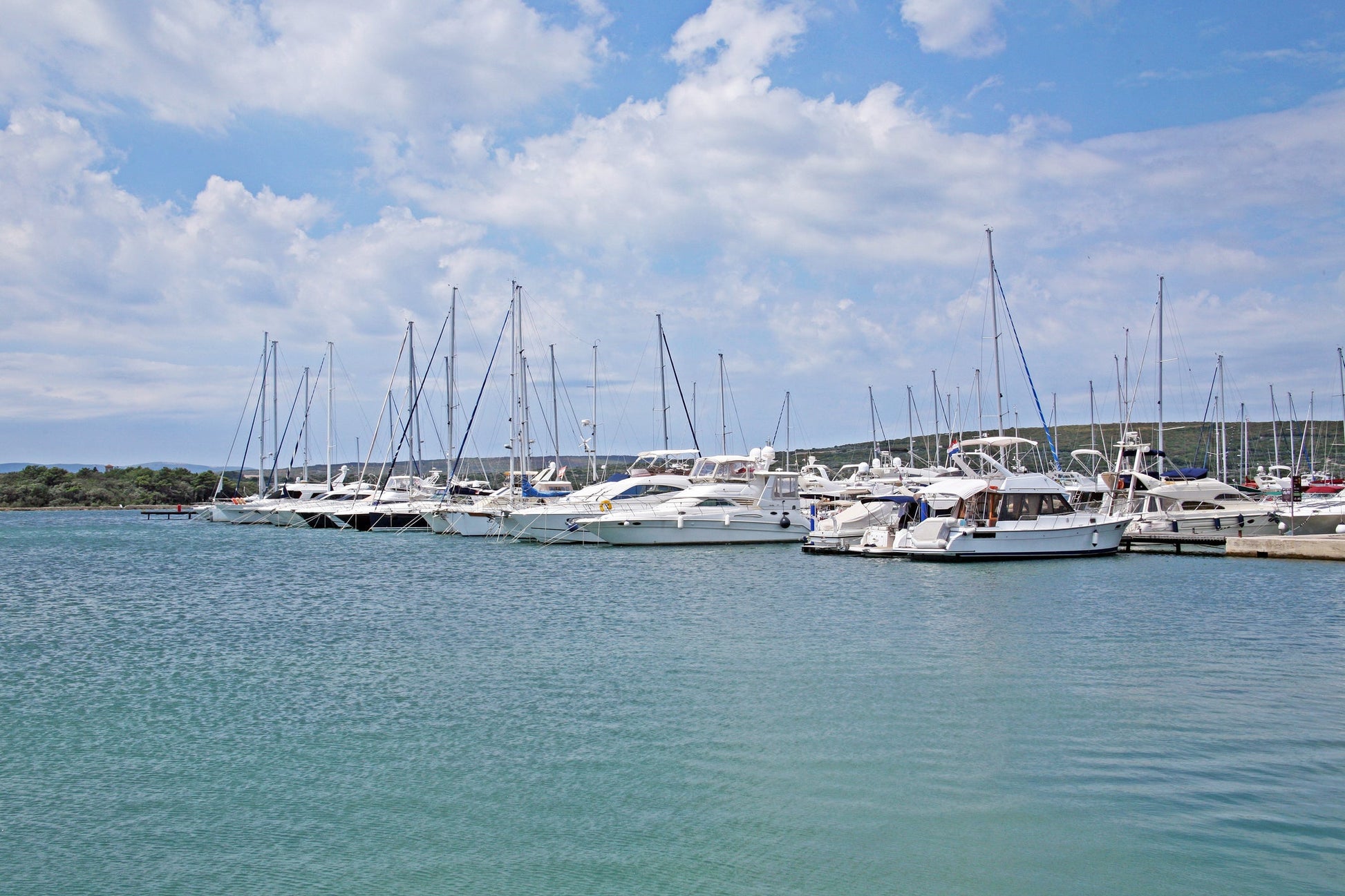 Marina Punat, Punat, Croazia: ormeggi per barche e vista sul porto turistico con Eberths.com