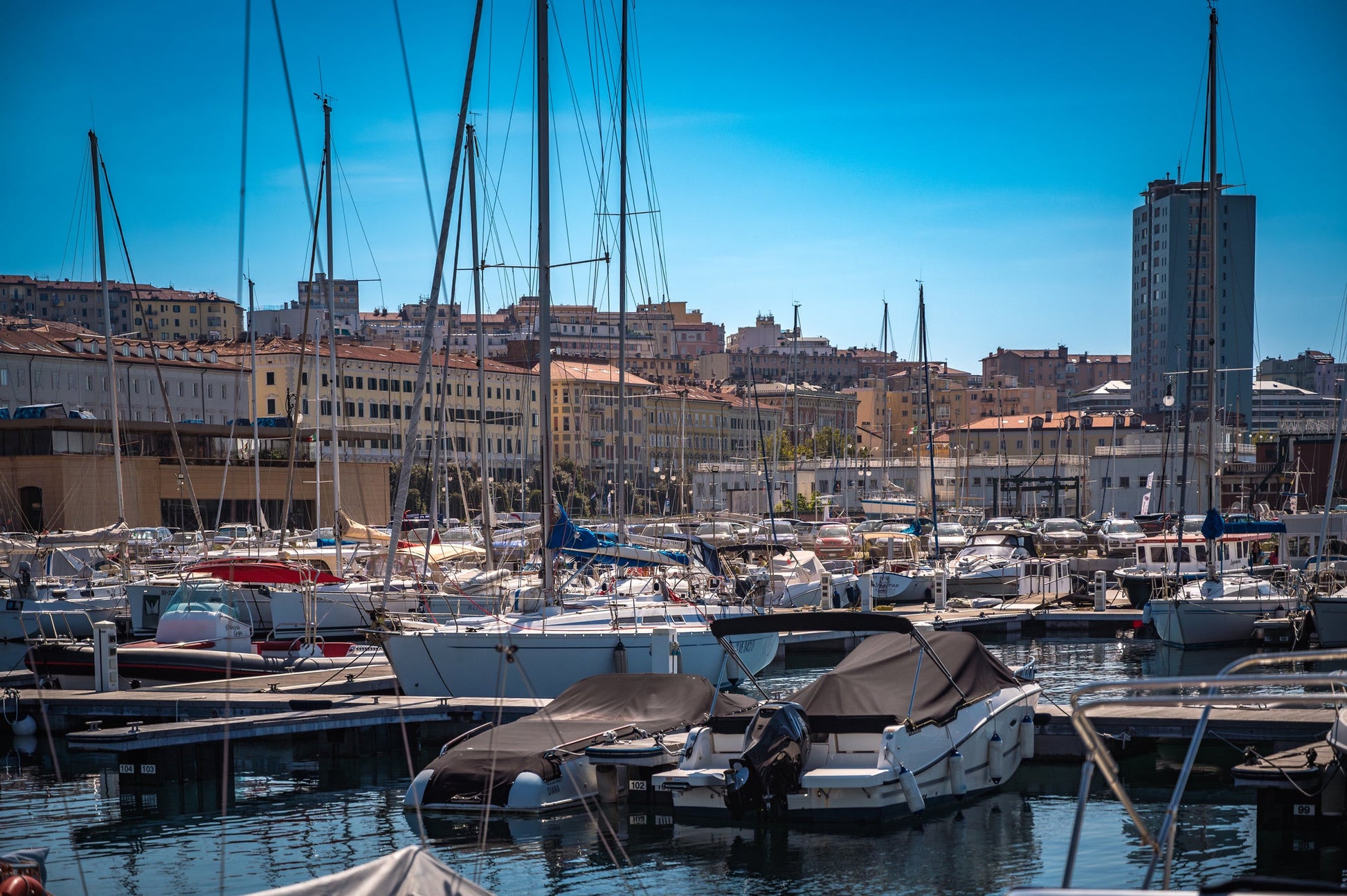 Marina San Giusto, Trieste, Italia: ormeggi per barche e vista sul porto turistico con Eberths.com
