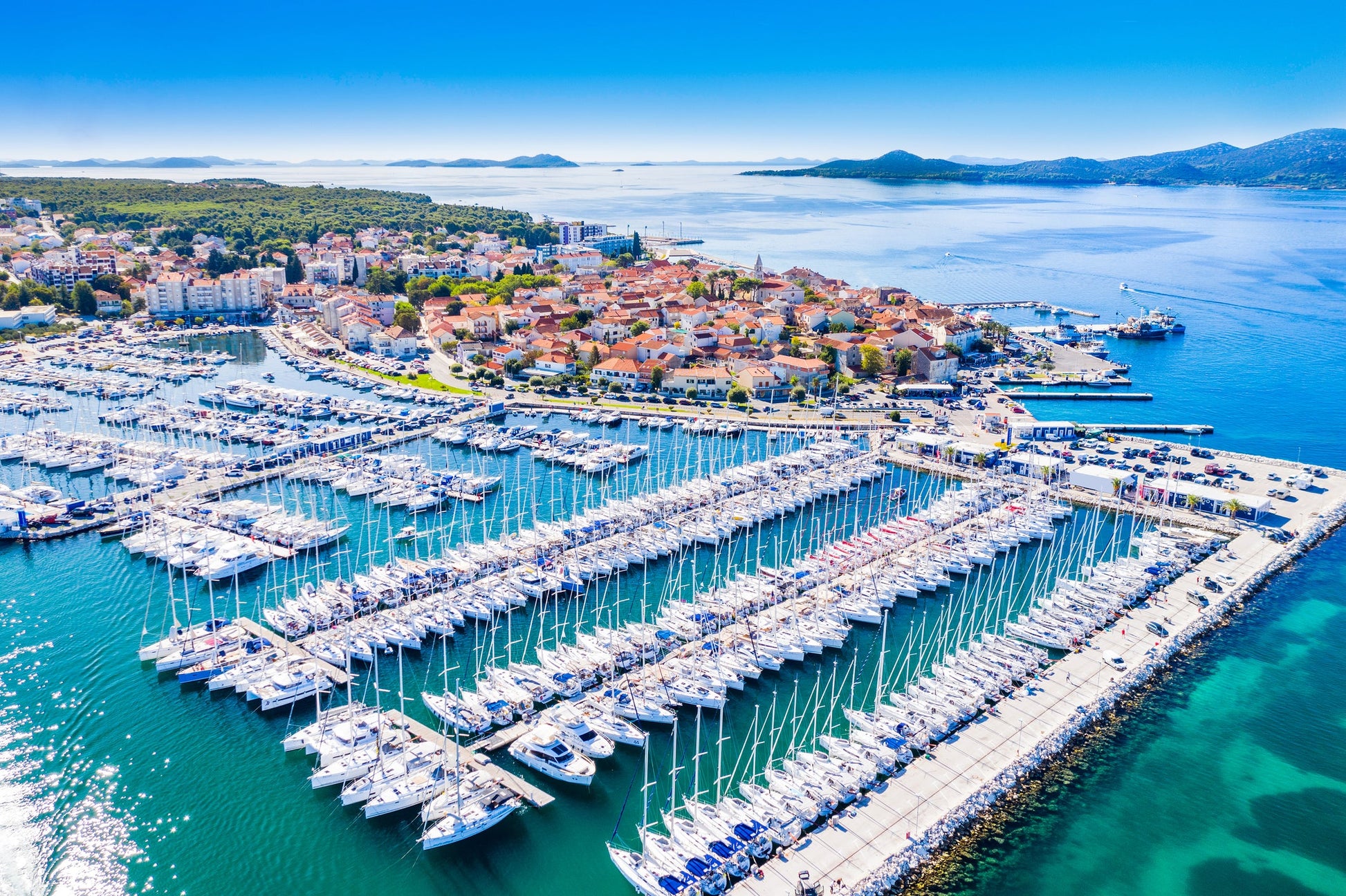 Marina Sangulin à Biograd na Moru, Croatie – postes d’amarrage pour bateaux et vue sur le port de plaisance avec Eberths.com