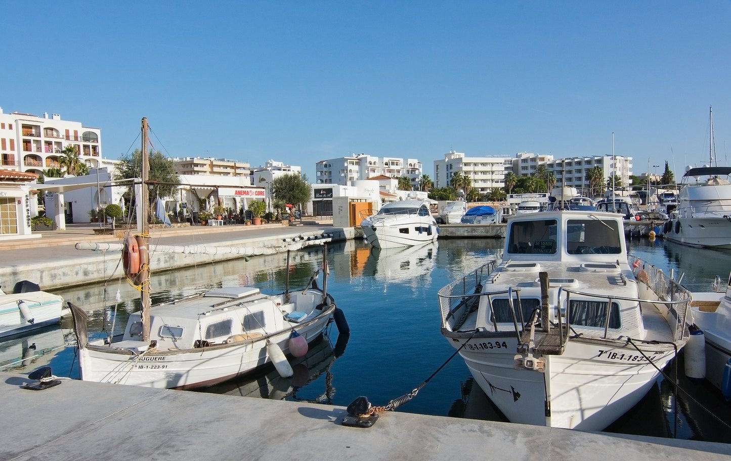 Marina Santa Eulalia, Santa Eulalia del Riu, Spagna: ormeggi e vista sul porto turistico con Eberths.com