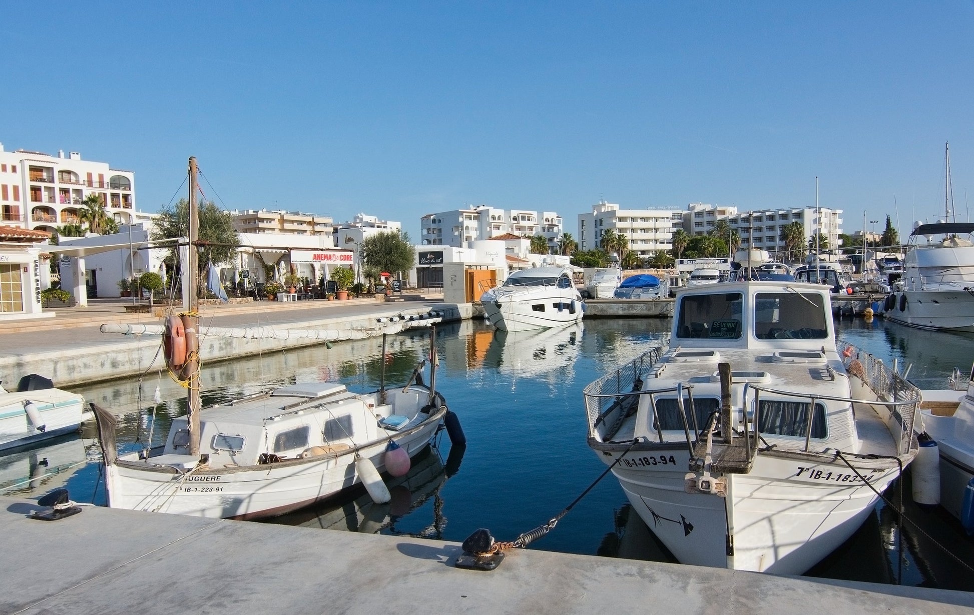 Marina Santa Eulalia, Santa Eulalia del Riu, Spagna: ormeggi e vista sul porto turistico con Eberths.com
