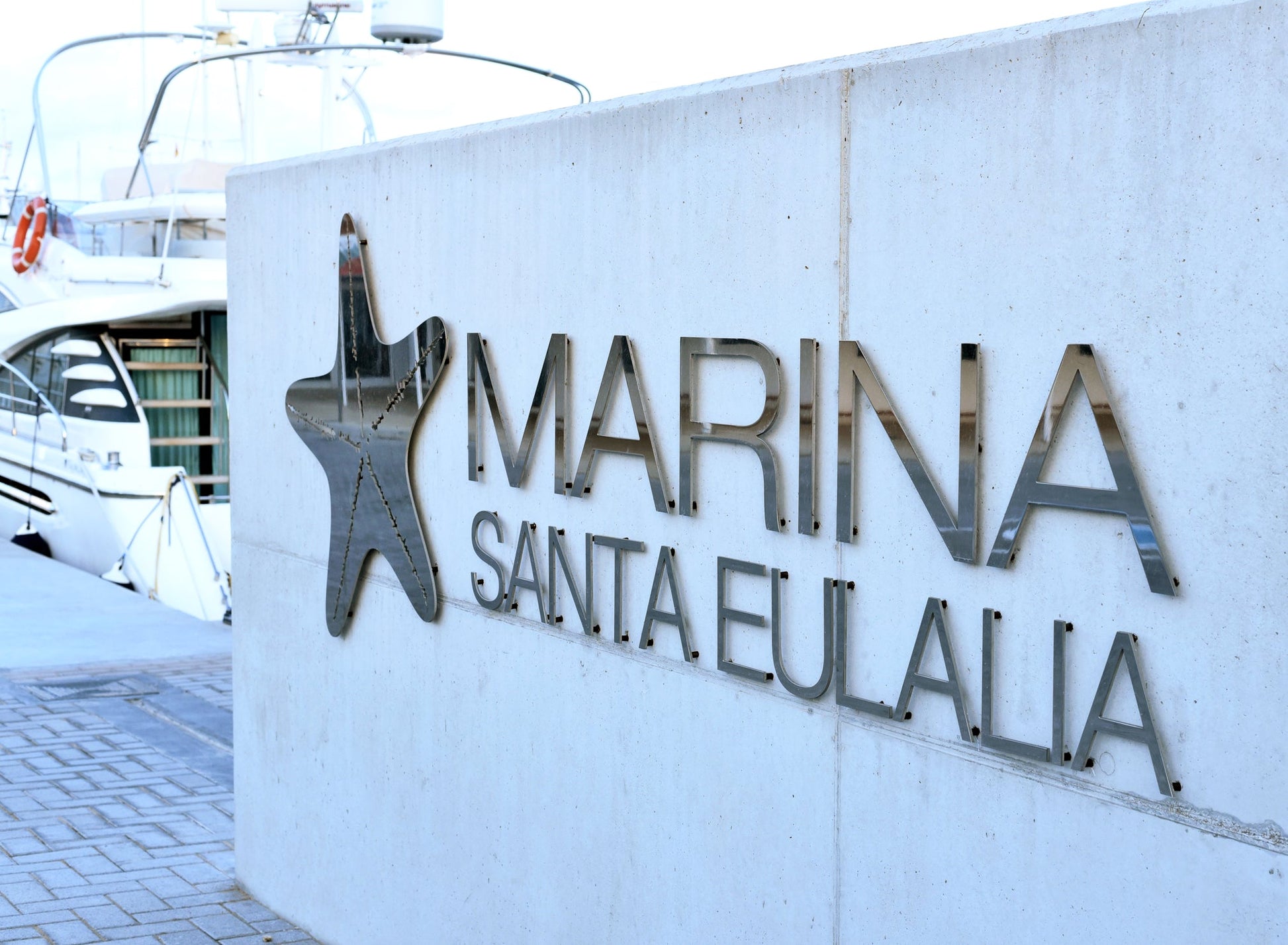 Marina Santa Eulalia, Santa Eulalia del Riu, Spagna: ormeggi e vista sul porto turistico con Eberths.com