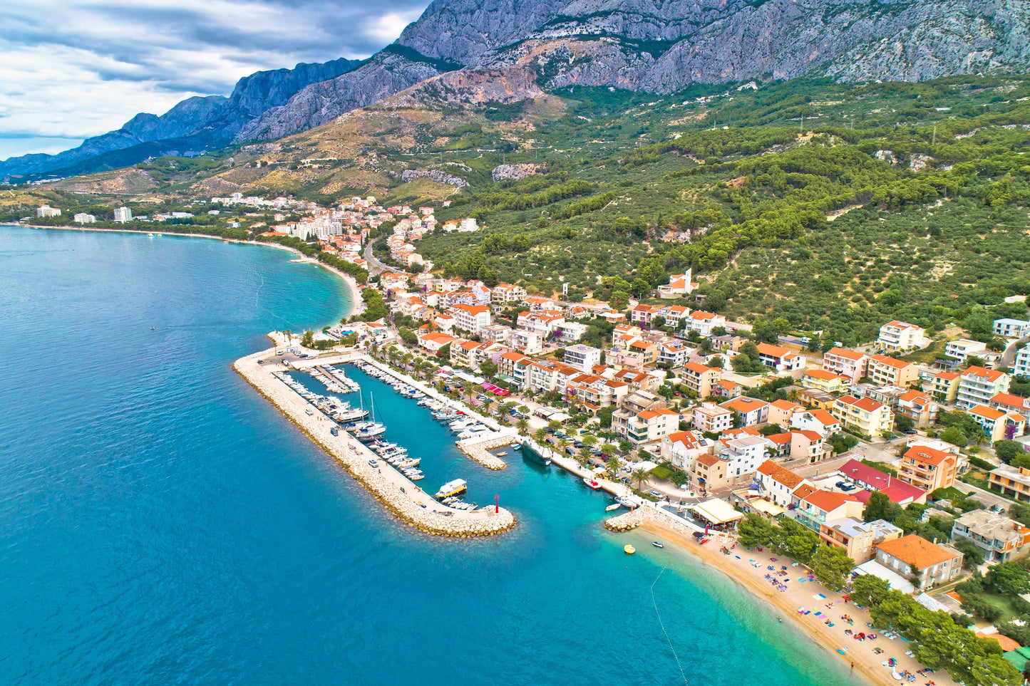 Marina Tučepi, Tučepi, Croacia: amarres para barcos y vistas al puerto deportivo con Eberths.com