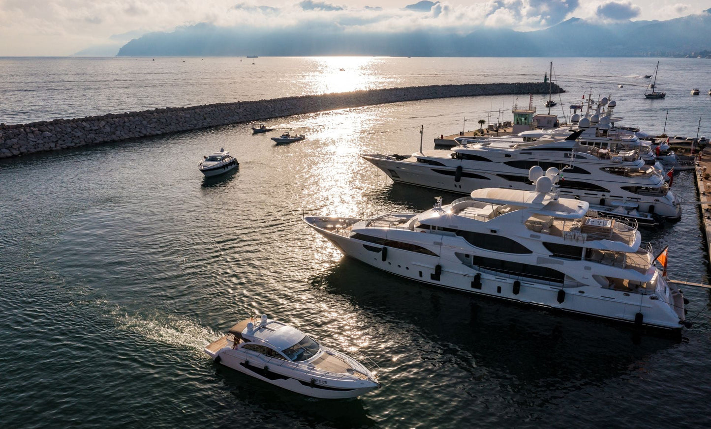 Marina d’Arechi à Agropoli, Salerne, près d’Amalfi et de Positano, en Italie – postes d’amarrage pour yachts et vue sur la marina avec Eberths.com
