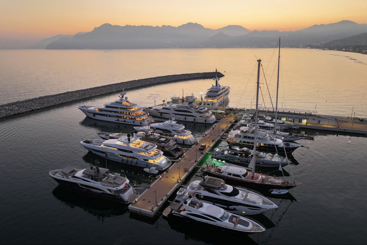 Marina d’Arechi à Agropoli, Salerne, près d’Amalfi et de Positano, en Italie – postes d’amarrage pour yachts et vue sur la marina avec Eberths.com