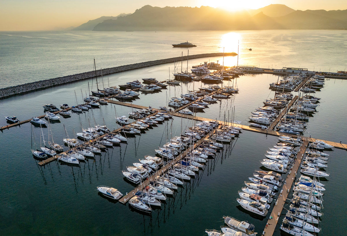 Marina d’Arechi ad Agropoli, Salerno, vicino ad Amalfi e Positano, Italia – posti barca per yacht e vista sulla marina con Eberths.com.