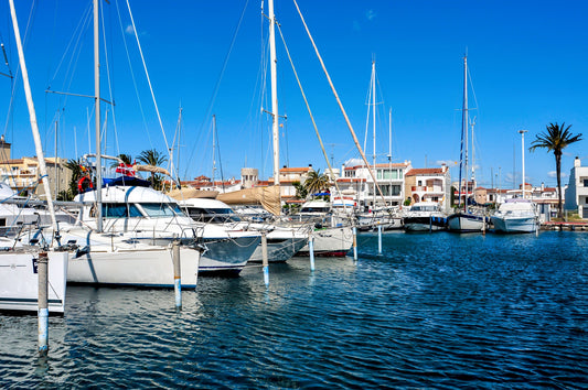 Marina d´Empuriabrava, Roses, Spagna: ormeggi per barche e vista sul porto turistico con Eberths.com