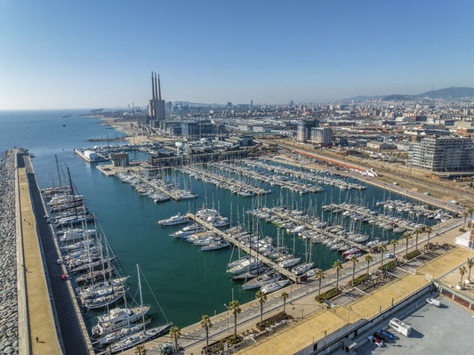 Marina de Badalona, Badalona, Spagna: ormeggi per barche e vista sul porto turistico con Eberths.com