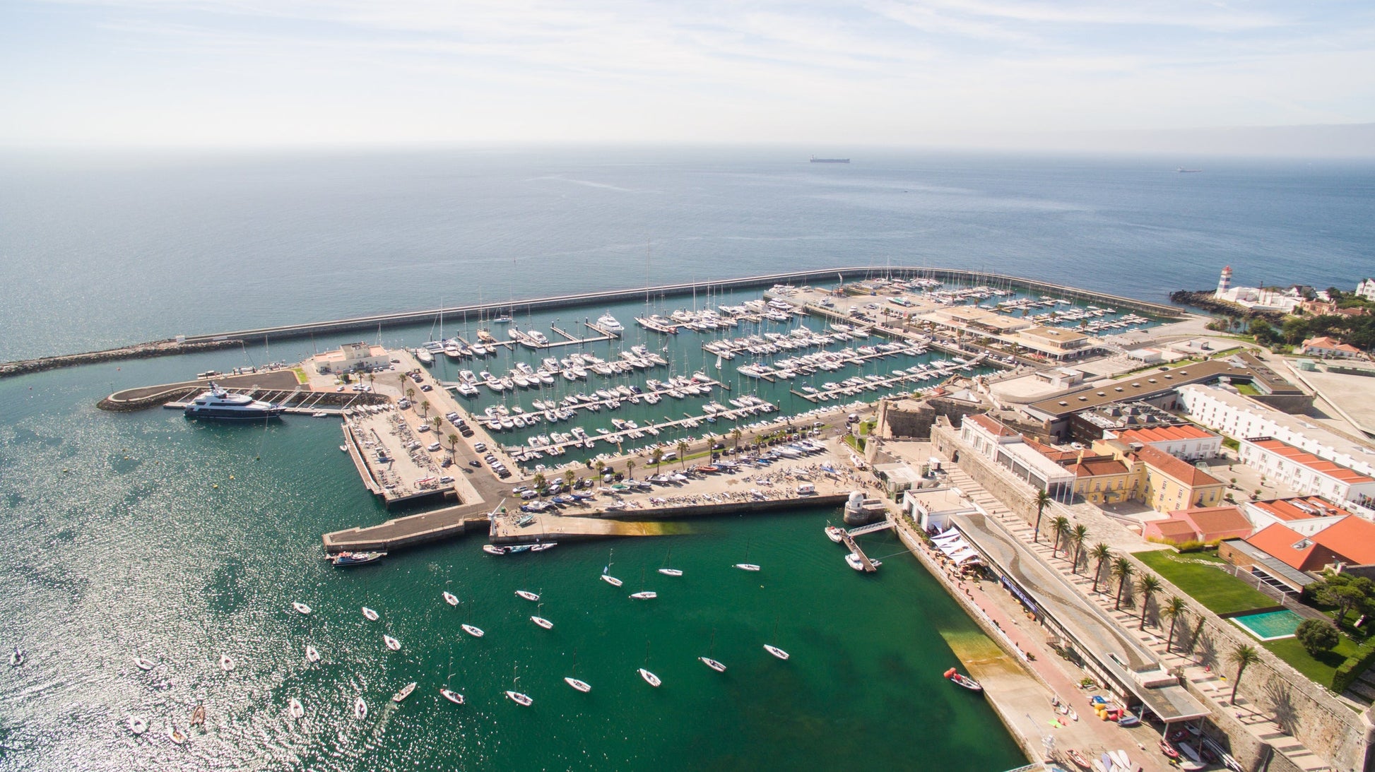 Marina de Cascais, Cascais, Portogallo: ormeggi per barche e vista sul porto turistico con Eberths.com