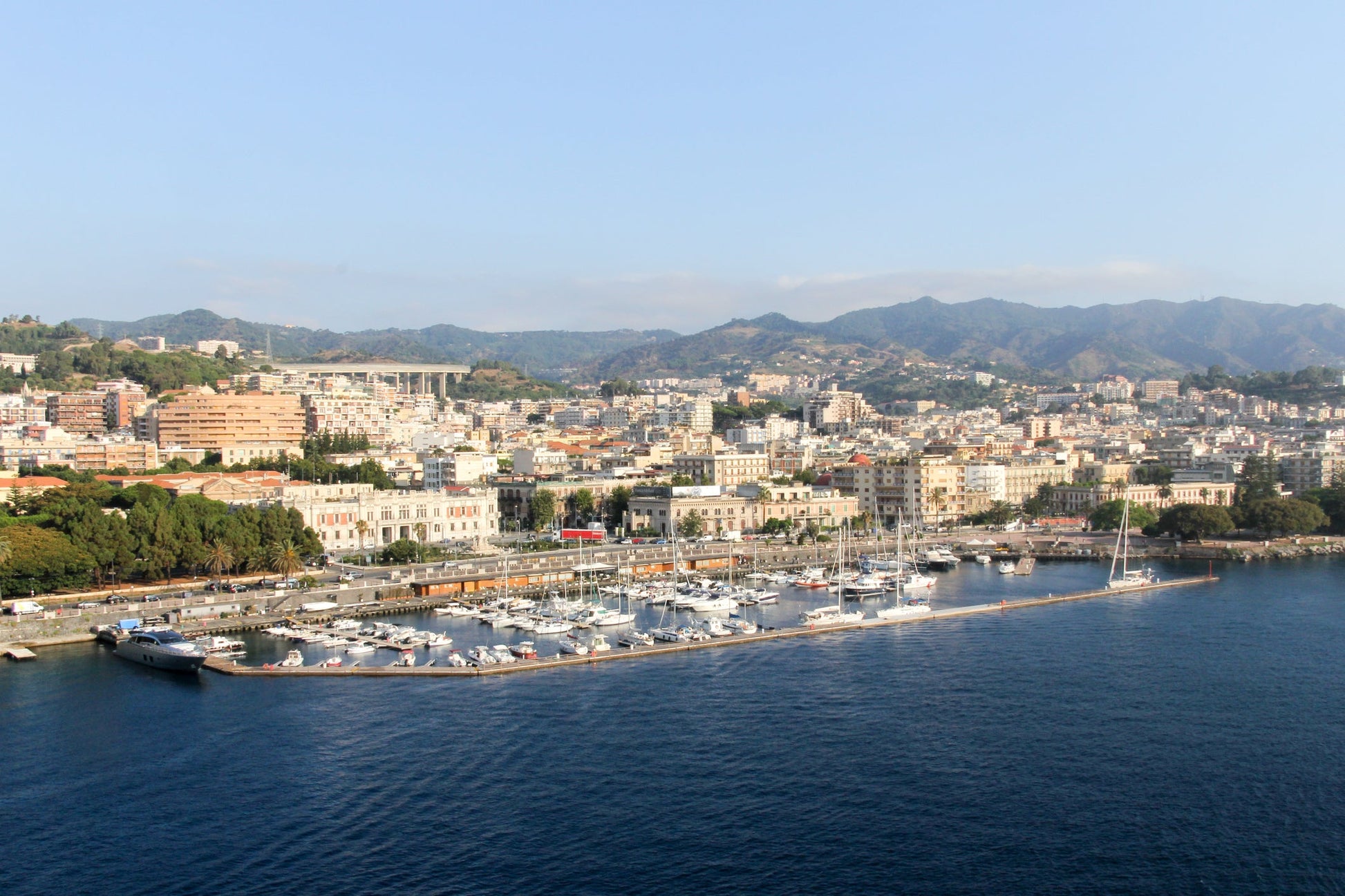 Marina del Nettuno Messina, Messina, Sicilia: ormeggi per barche e vista sul porto turistico con Eberths.com