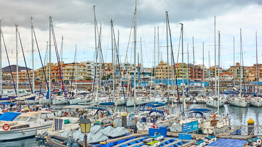 Marina del Sur, Las Galettas, Tenerife, España: amarres y vistas al puerto deportivo con Eberths.com