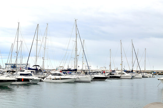 Marina del sol de Estepona, Estepona, Spagna: ormeggi per barche e vista sul porto turistico con Eberths.com