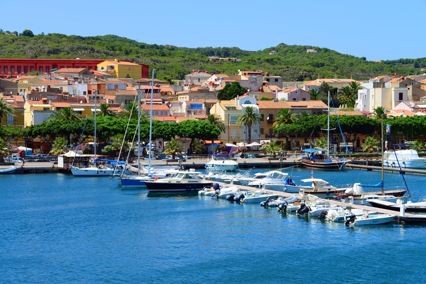 Marinatour Marina di Carloforte, Carloforte, Sardegna: ormeggi e vista sul porto turistico con Eberths.com