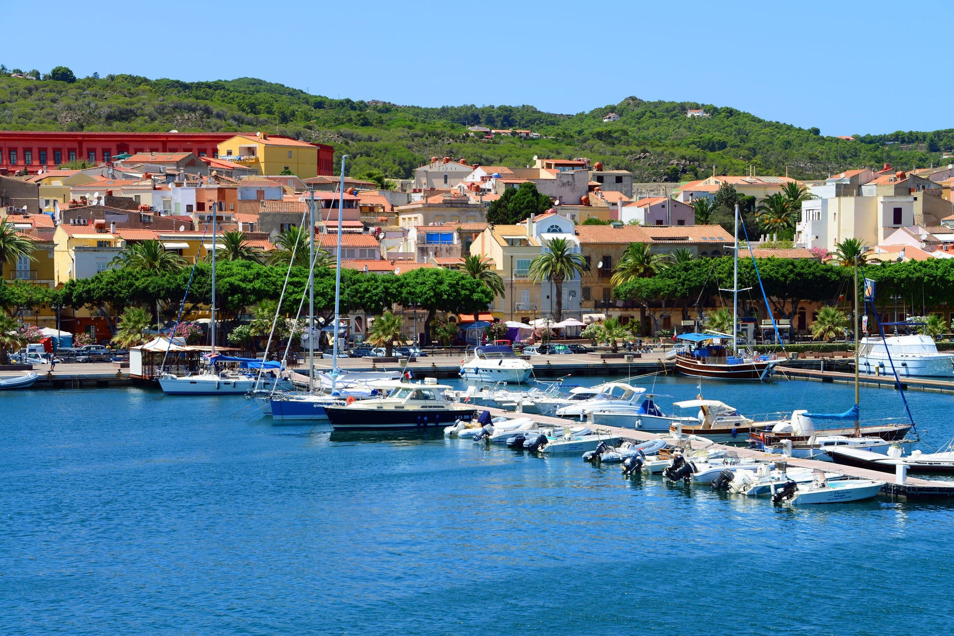 Marinatour Marina di Carloforte, Carloforte, Sardegna: ormeggi e vista sul porto turistico con Eberths.com