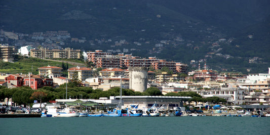 Marina di Cicerone, Formia, Italia: amarres para barcos y vistas al puerto deportivo con Eberths.com