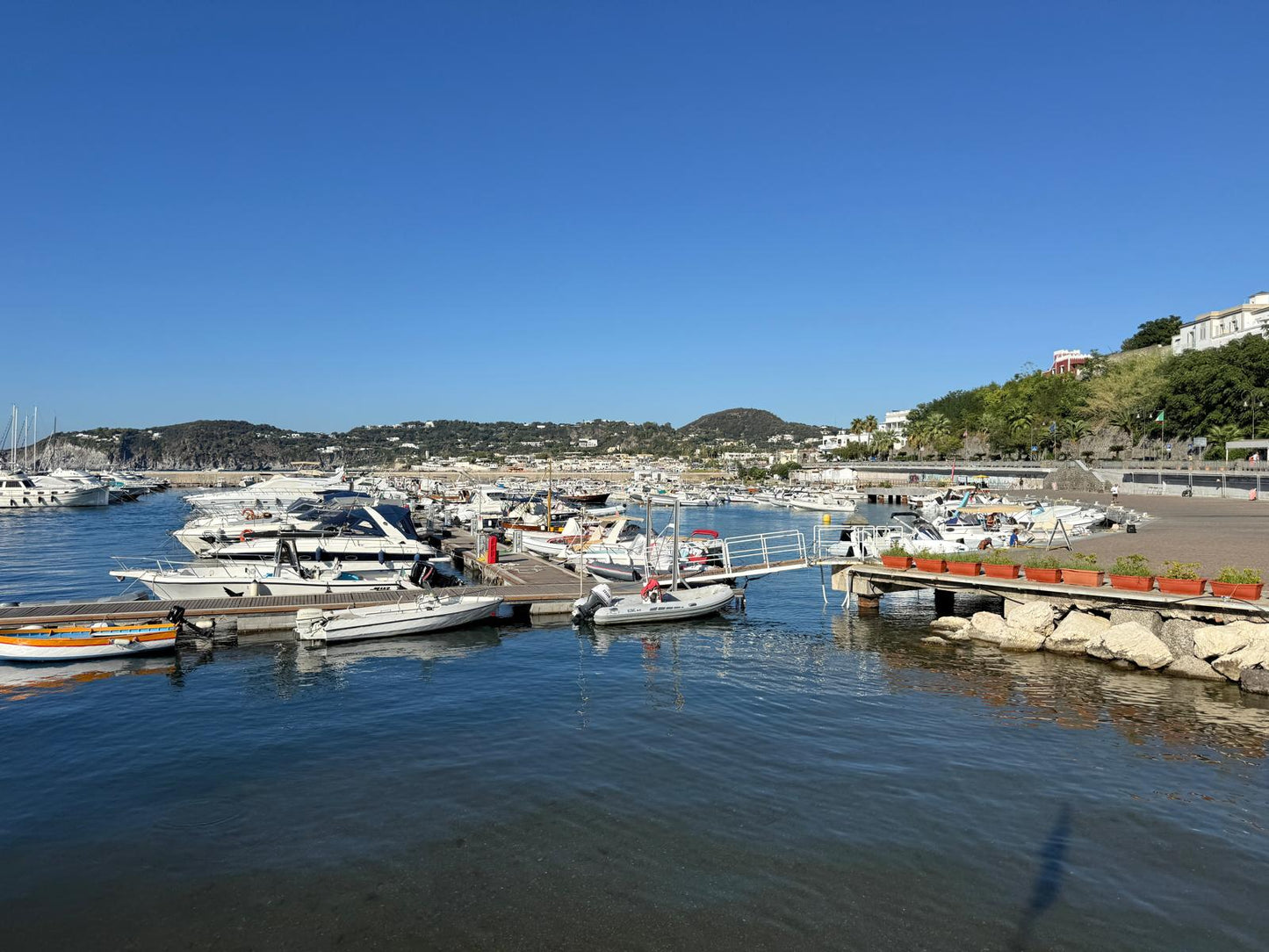 Marina di Forio d'Ischia (Marina del Raggio Verde): lugares de amarração para iates e vista para a marina com a Eberths.com