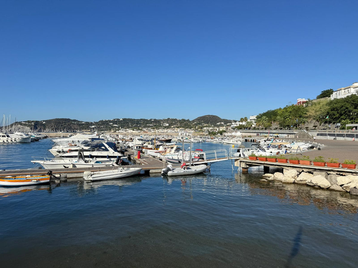 Marina di Forio d'Ischia (Marina del Raggio Verde): lugares de amarração para iates e vista para a marina com a Eberths.com