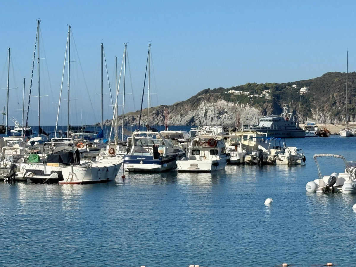 Marina di Forio d'Ischia (Marina del Raggio Verde): amarres para yates y vista del puerto deportivo con Eberths.com