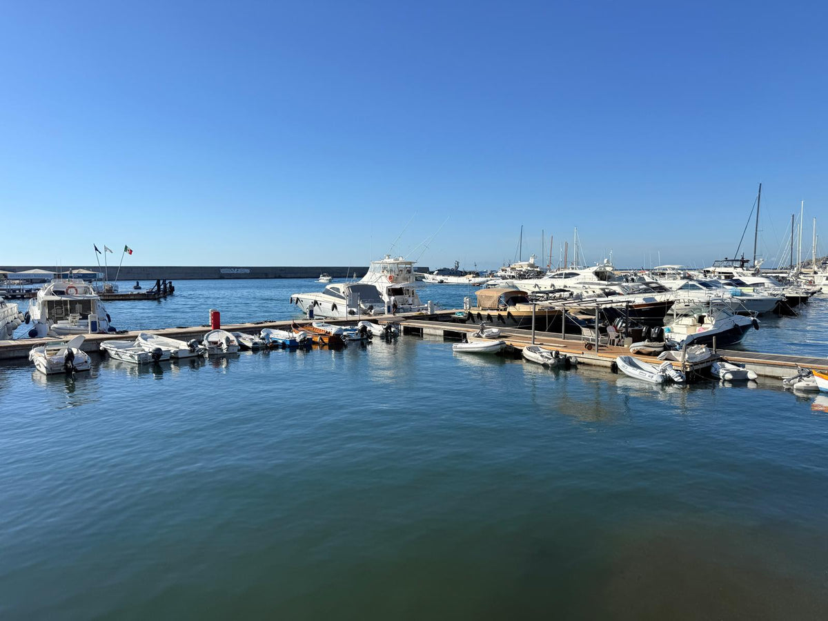 Marina di Forio d'Ischia (Marina del Raggio Verde) : places d'amarrage pour yachts et vue sur la marina avec Eberths.com