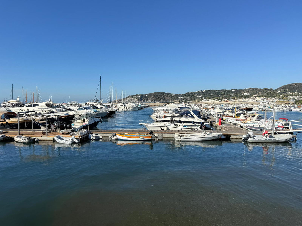 Marina di Forio d'Ischia (Marina del Raggio Verde) : posti barca per yacht e vista sulla marina con Eberths.com