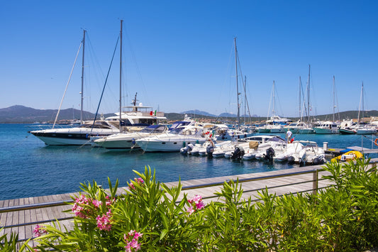 Marina di Golfo Aranci, Golfo Aranci, Cerdeña, Italia: amarres para barcos y vistas al puerto deportivo con Eberths.com