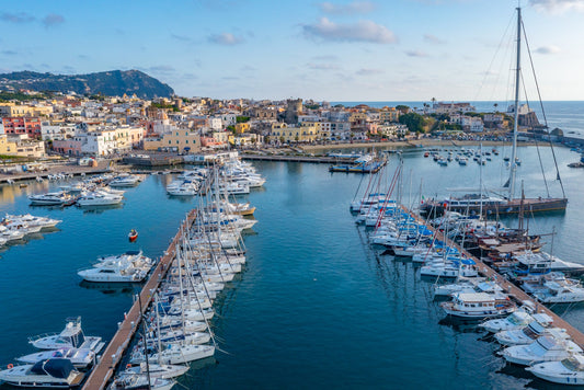 Marina di Ischia, Ischia, Italia: amarres para barcos y vistas al puerto deportivo con Eberths.com