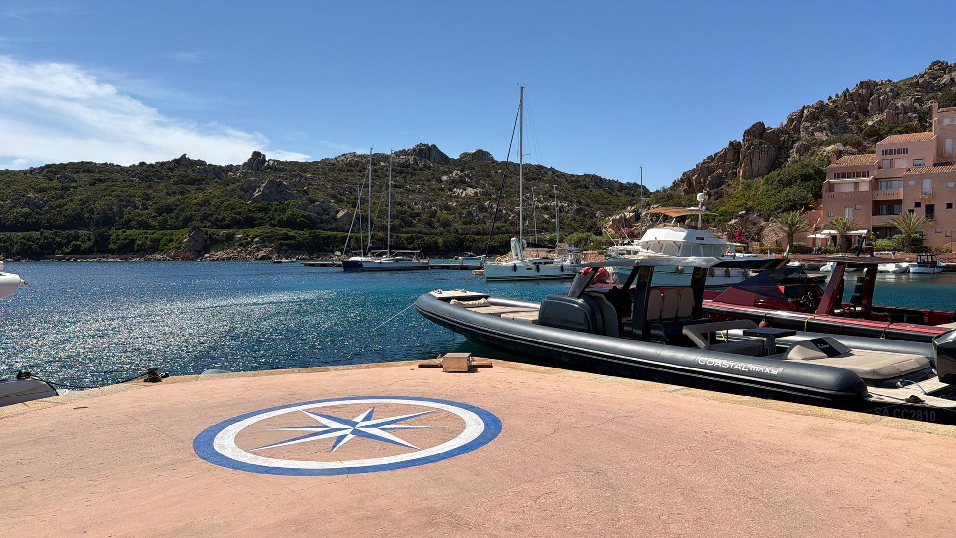 Marina di Porto Massimo (Porto Lungo) à La Maddalena, Italie – places d’amarrage pour yachts et vue sur la marina avec Eberths.com