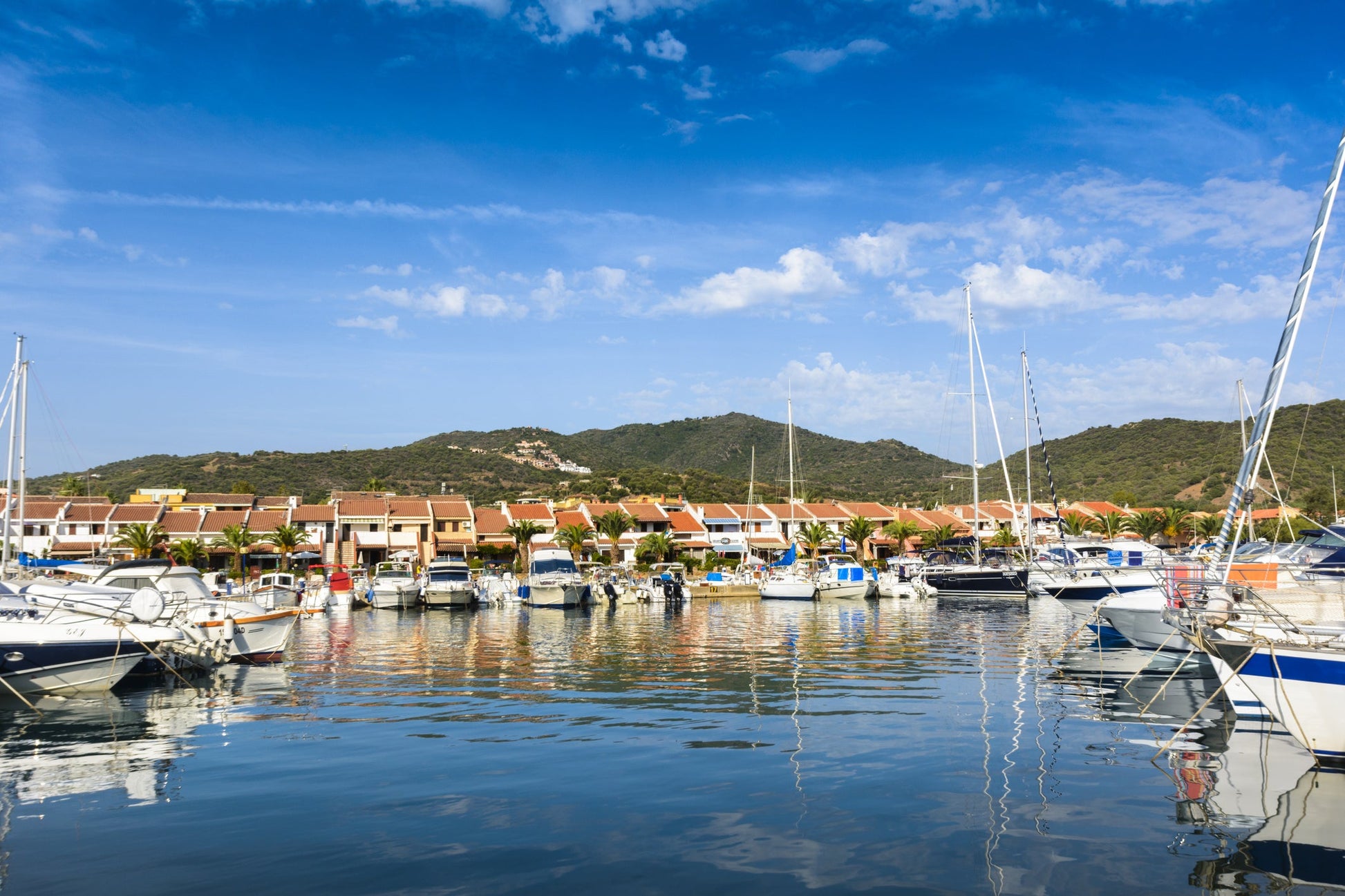 Marina di Porto Ottiolu, Budoni, Italia: ormeggi per barche e vista sul porto turistico con Eberths.com