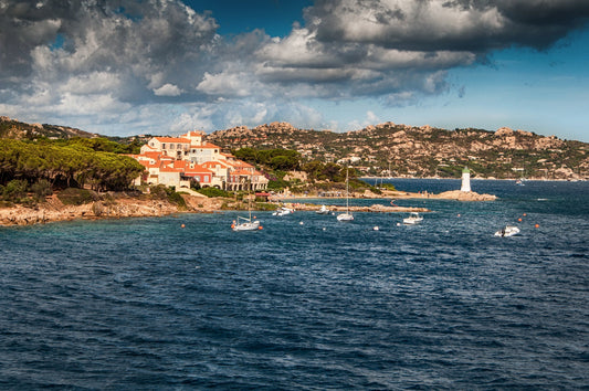 Porto Rafael Marina, Punta Sardegna, Italia: amarres y vistas al puerto deportivo con Eberths.com