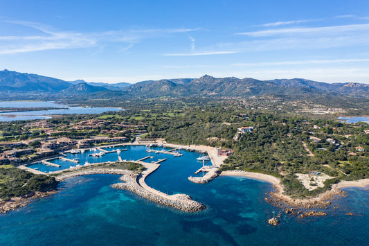 Marina di Puntaldia, San Teodoro, Cerdeña: Amarres para barcos y vistas del puerto deportivo con Eberths.com