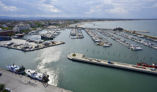 Marina di Rimini, Rimini, Italia: Amarres para barcos y vistas del puerto deportivo con Eberths.com