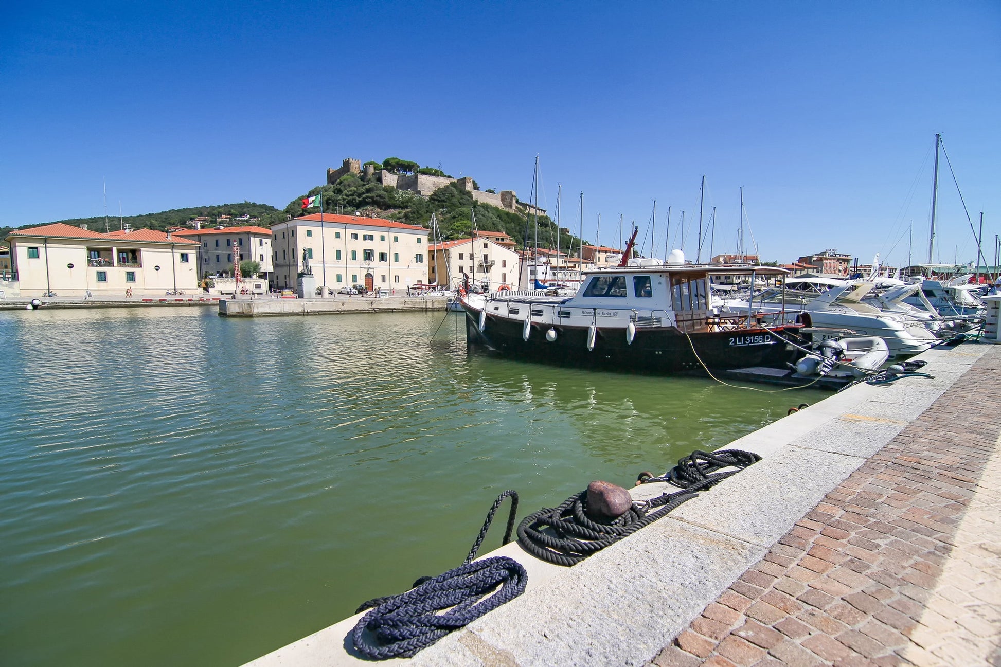 Marina di San Rocco, Marina di Grosseto, Italia: amarres y vistas al puerto deportivo con Eberths.com