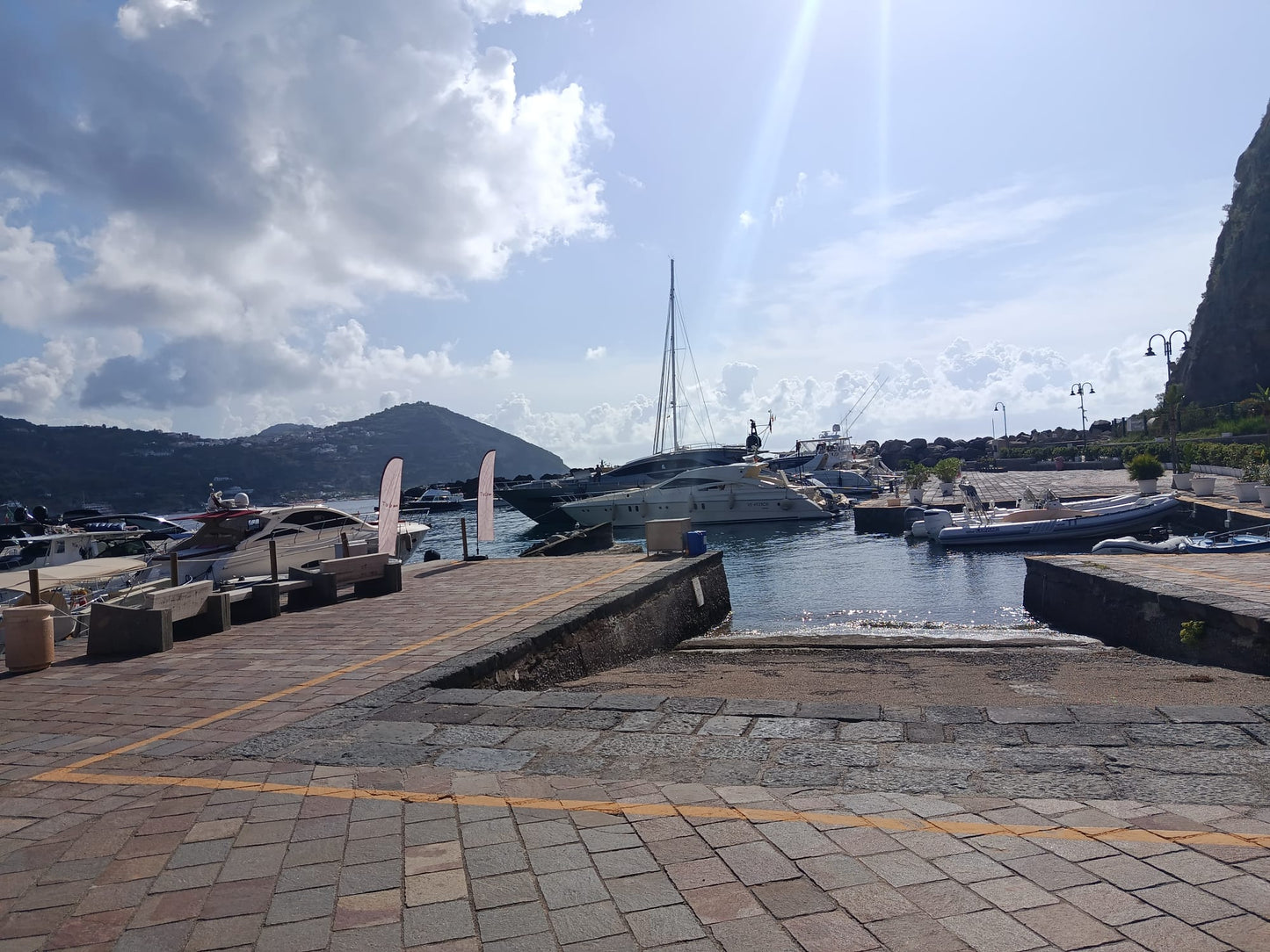 Marina di Sant’Angelo, Ίσκια, Ιταλία – θέσεις ελλιμενισμού για γιοτ και θέα στη μαρίνα με το Eberths.com