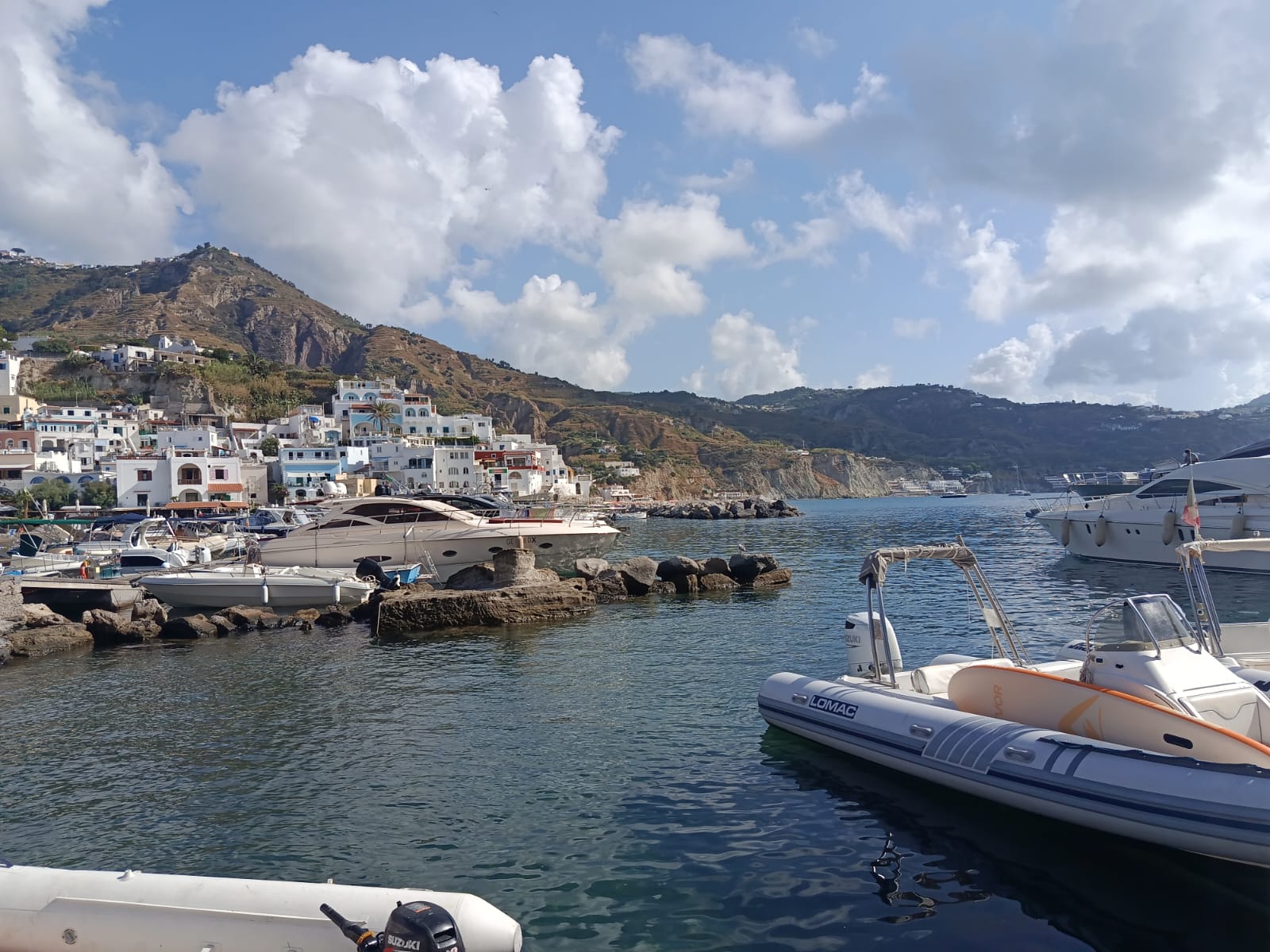 Marina di Sant’Angelo, Ischia, Itália – lugares de amarração para iates e vista para a marina com a Eberths.com