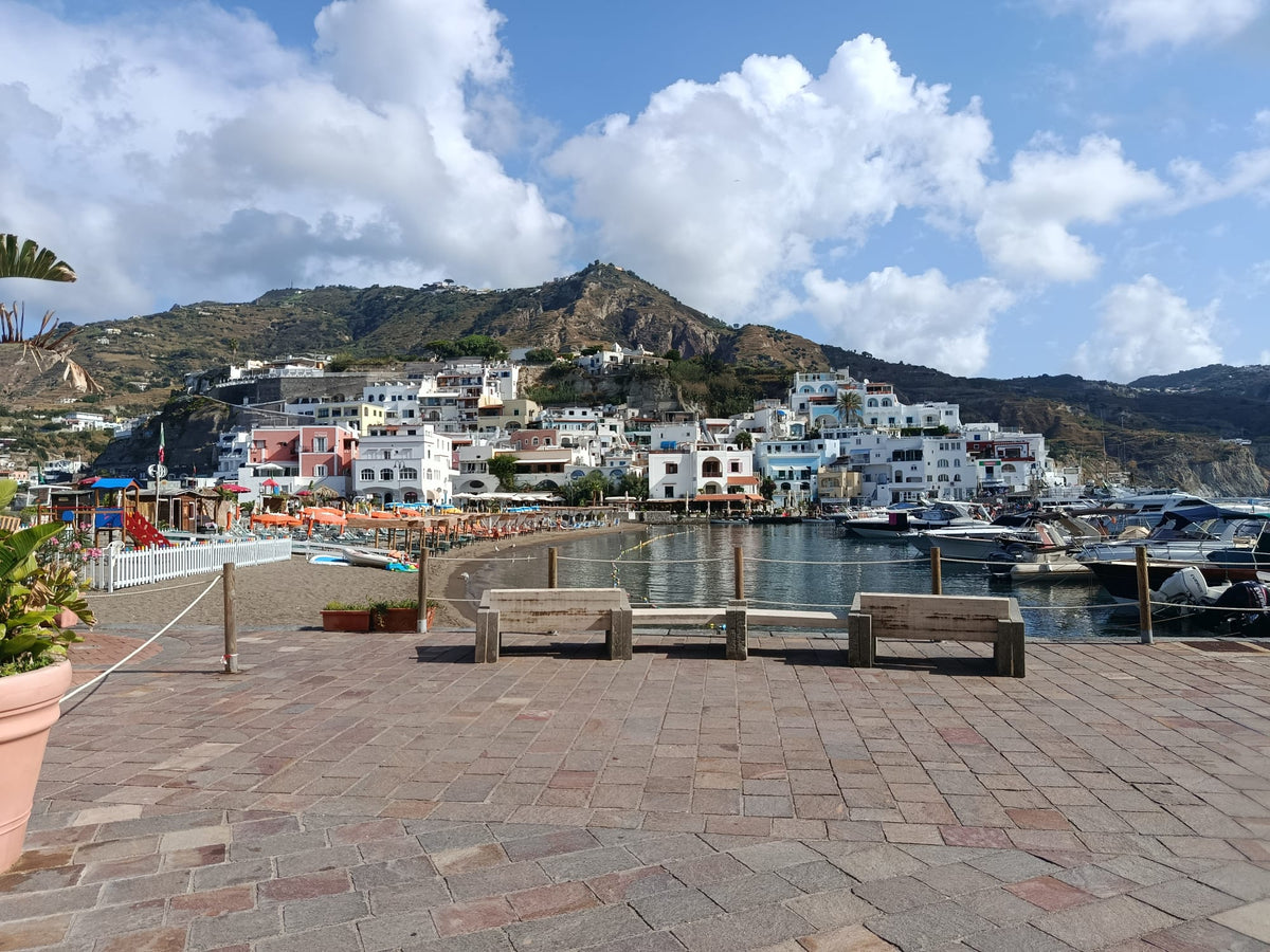 Marina di Sant’Angelo, Ischia, Italie – places d'amarrage pour yachts et vue sur la marina avec Eberths.com